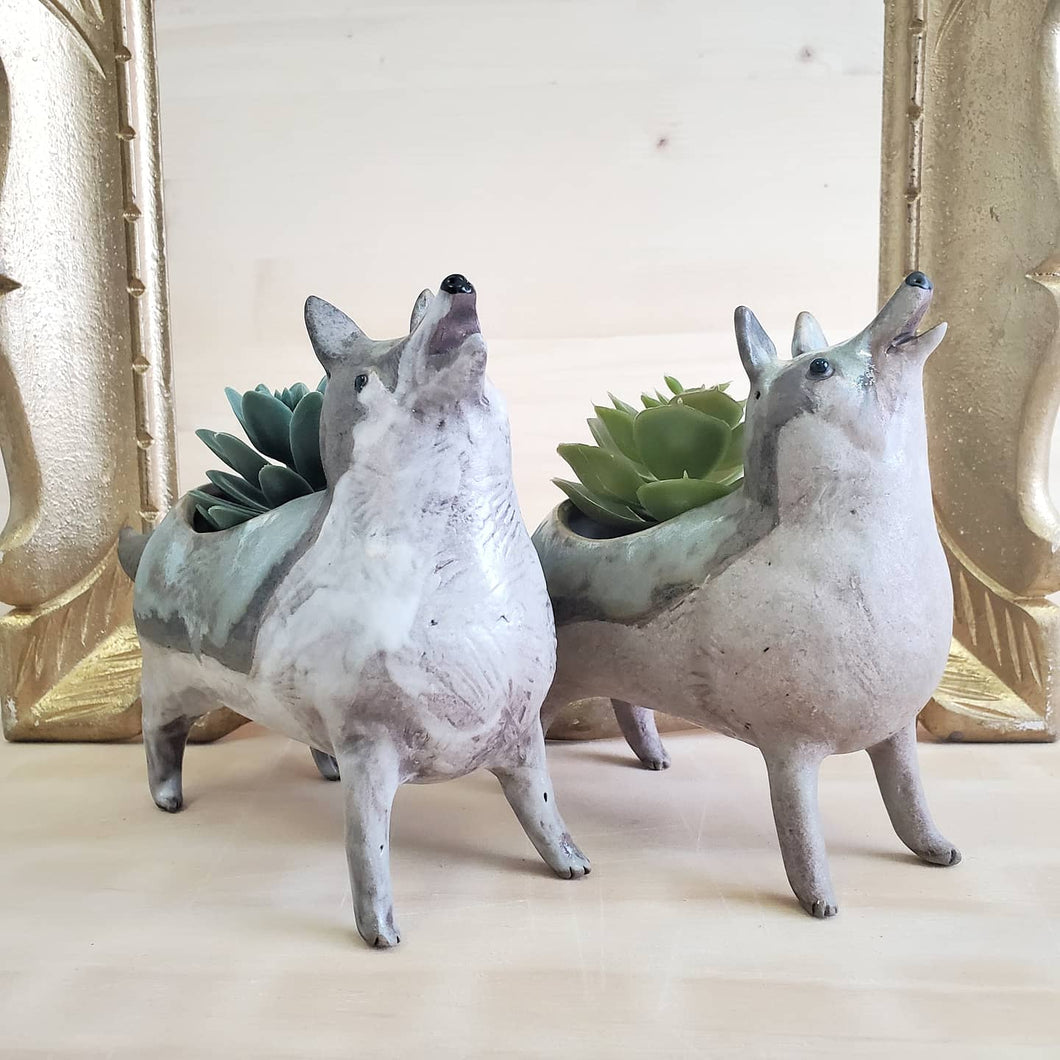 Howling wolf planter