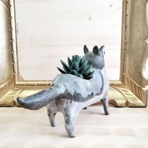 Howling wolf planter